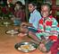 Au foyer, le repas des enfants.